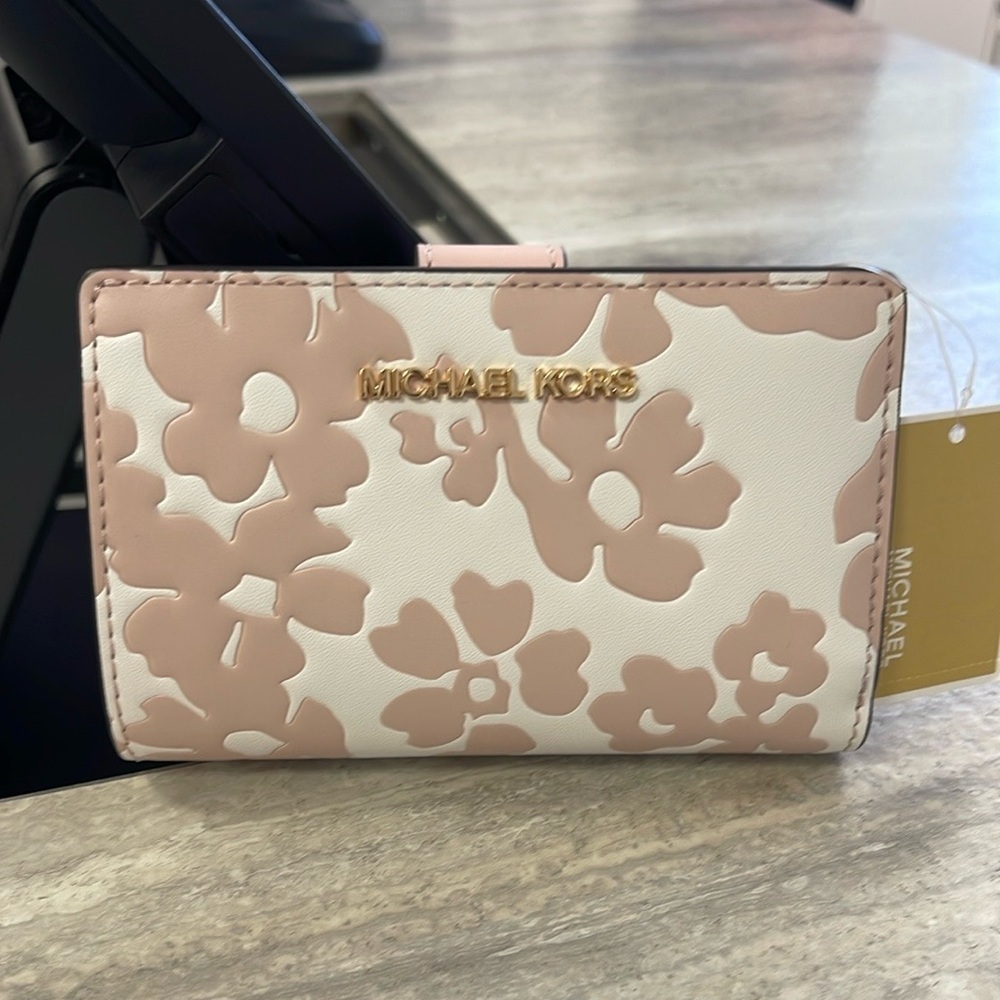 Michael Kors Jet Set Medium Floral Print Bi-Fold Wallet
POWDER BLUSH
NWT - Picture 5 of 16